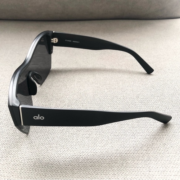 Alo Yoga Stunner Sunglasses Black - Picture 4 of 11